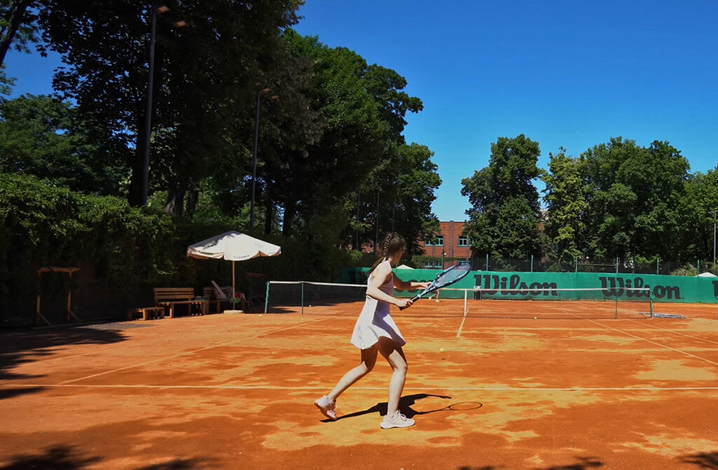 Karolina Kurzawska na korcie tenisowym - autorka serii Tenis i nieruchomości